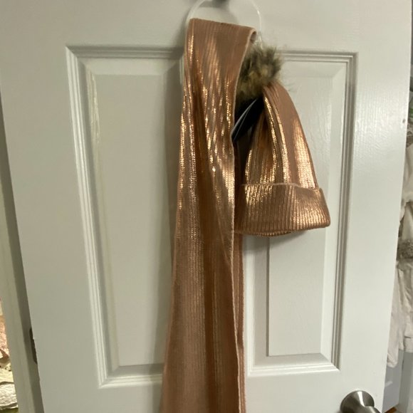 NWT~Scoop Metallic Rose Gold Reversible Neck Scarf & Hat - Picture 5 of 10